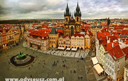 Praga - widok na rynek i kościół Tyński